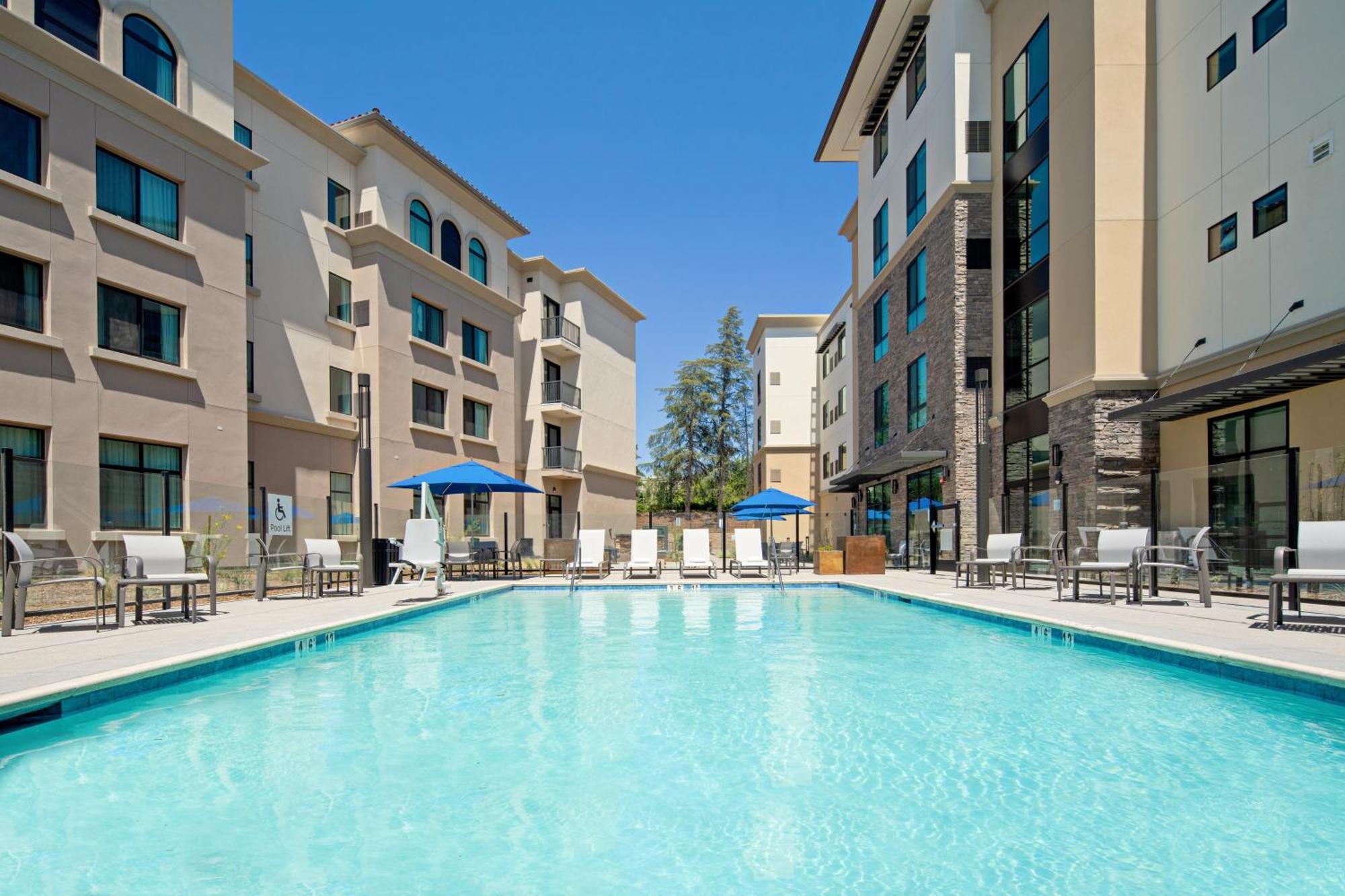 Holiday Inn Express & Suites - Valencia - Santa Clarita By Ihg Exterior photo